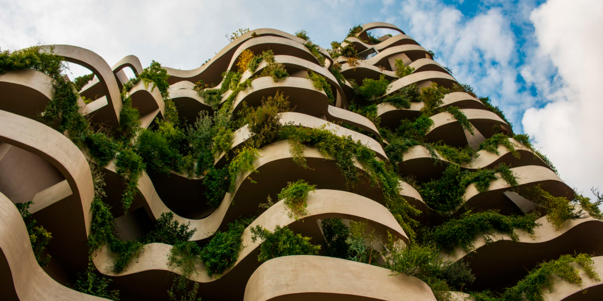 Vivienda ecológica de lujo en España con arquitectura sostenible, materiales de bioconstrucción y entorno natural
