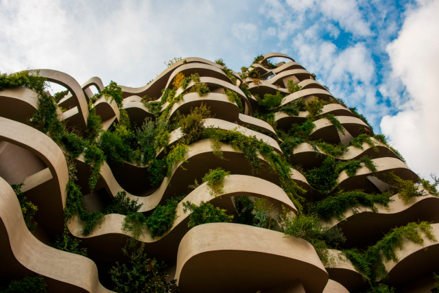 Vivienda ecológica de lujo en España con arquitectura sostenible, materiales de bioconstrucción y entorno natural
