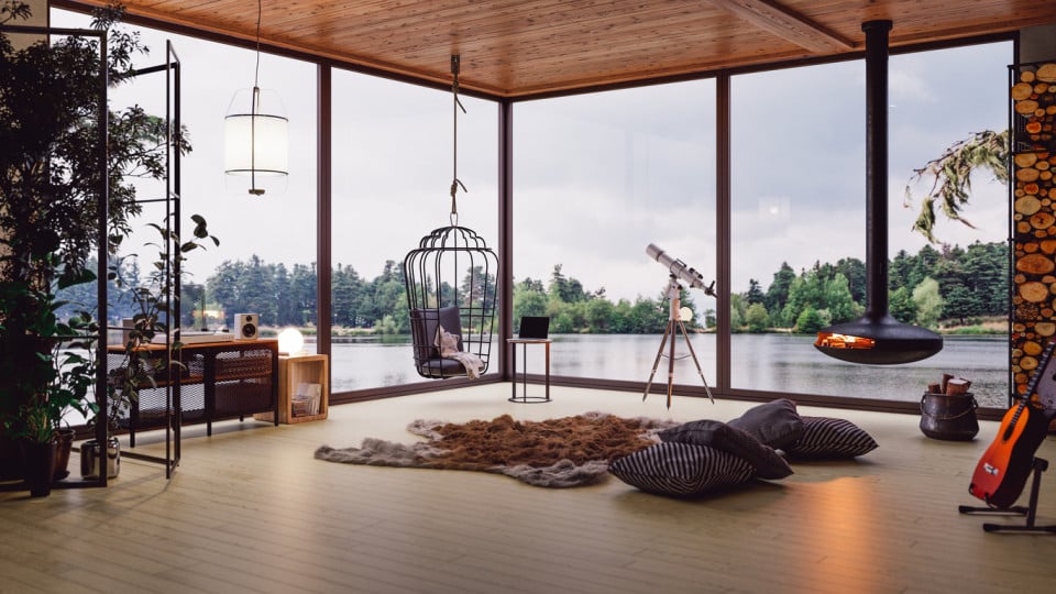 Sala de estar contemporánea con ventanas de piso a techo que dan a un lago tranquilo, con mobiliario minimalista, una silla colgante y una chimenea acogedora