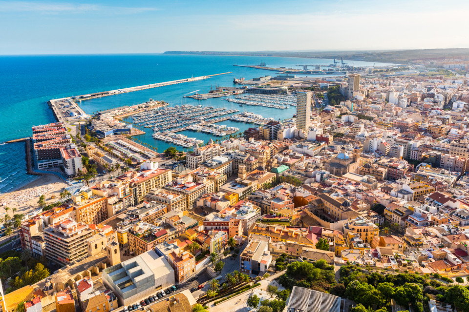 Vista panorámica de la costa de Alicante con playas y el mar Mediterráneo bajo un cielo despejado