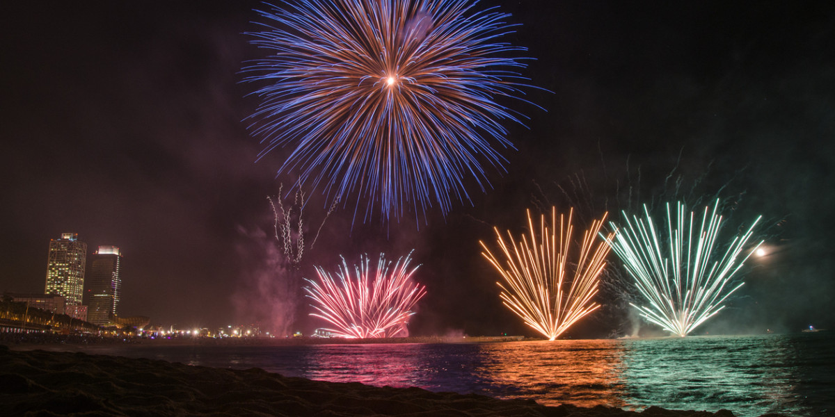 Fuegos artificiales, mar, playa, edificio