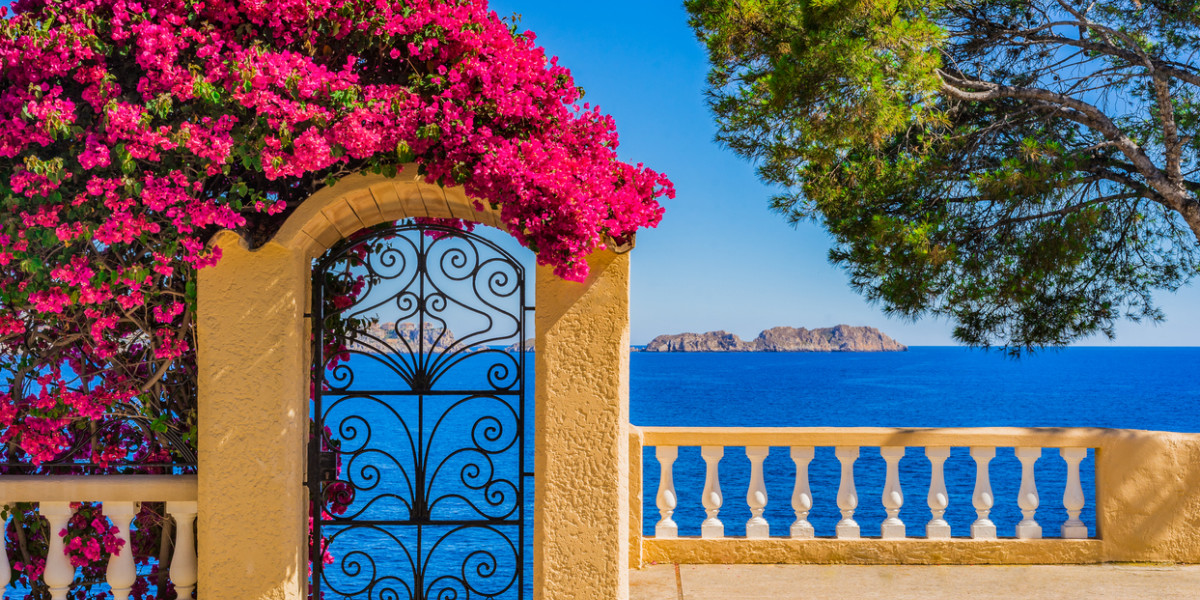 Flores, arboles, puerta, mar