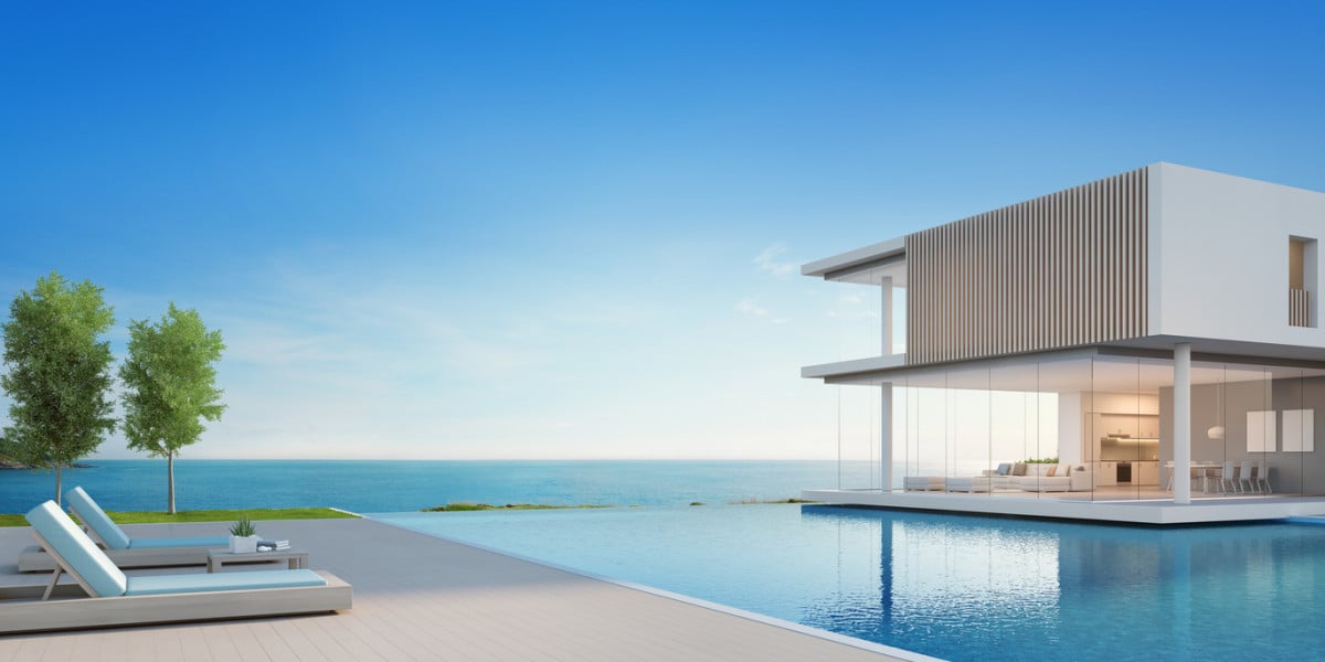 Casa moderna de lujo con vistas panorámicas al mar, piscina amplia y diseño arquitectónico elegante.