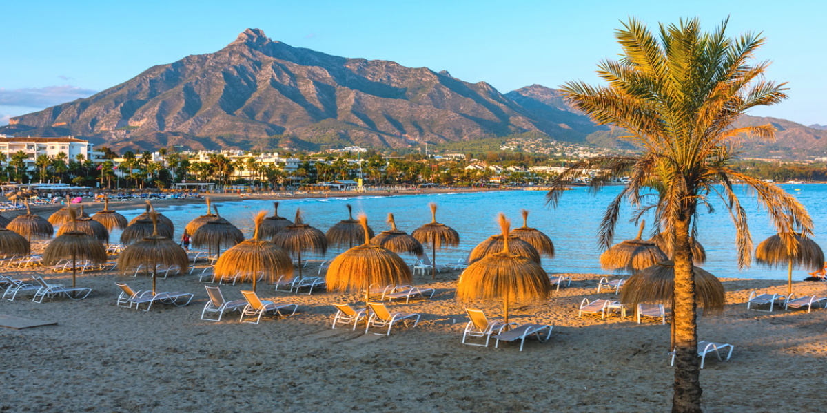 Hemosa vista desde la playa de marbella donde se logran apreciar las montañas en el horizonte.
