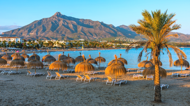 Hemosa vista desde la playa de marbella donde se logran apreciar las montañas en el horizonte.