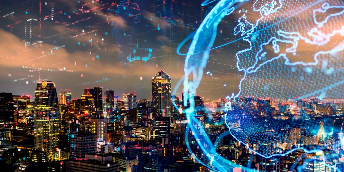 Horizonte urbano vibrante de una ciudad nocturna iluminada por rascacielos y superposiciones digitales de un globo terráqueo brillante y flujos de datos, que simbolizan la conectividad global y la tecnología de ciudades inteligentes.