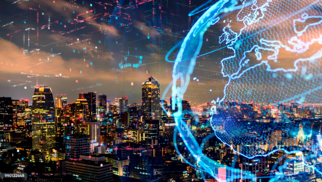 Horizonte urbano vibrante de una ciudad nocturna iluminada por rascacielos y superposiciones digitales de un globo terráqueo brillante y flujos de datos, que simbolizan la conectividad global y la tecnología de ciudades inteligentes.